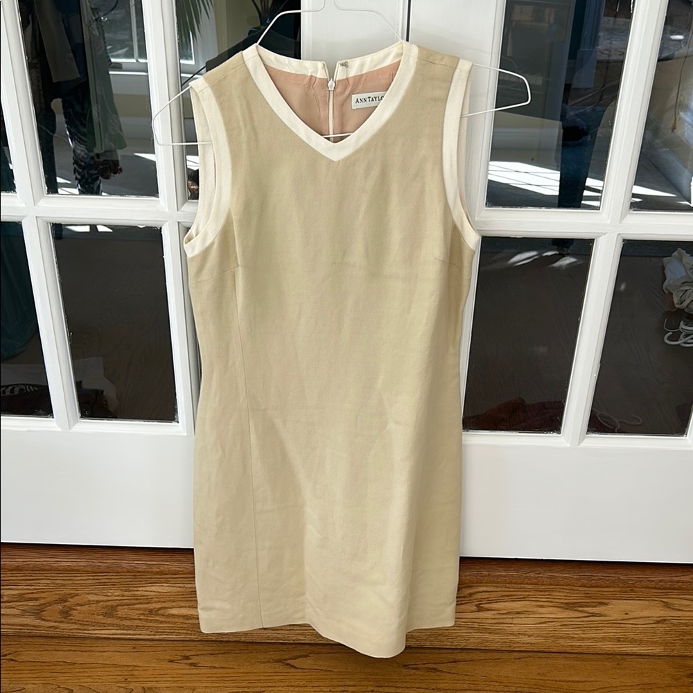 Ann Taylor Cream V-Neck Sheath Dress🌿